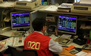 Un trader le 9 juillet 2015 à Hong Kong