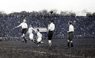 Action du match France-Angleterre, le 5 mai 1921, au stade Pershing, dans le bois de Vincennes.