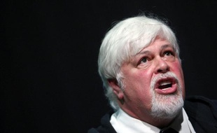 Interpol demande l'arrestation de l'écologiste Paul Watson, enfui d'Allemagne, relayant un mandat d'arrêt du Costa Rica, où il est accusé d'avoir mis en danger un équipage de bateau lors d'une opération contre la chasse aux requins en 2002.