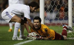 Real Madrid's Raul (L) fights for the ball with AS Roma's goalkeeper Doni during their Champions League first knockout round, second leg soccer match at Santiago Bernabeu stadium in Madrid March 5, 2008. REUTERS/Susana Vera (SPAIN)