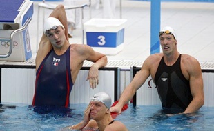 Leveaux et Bernard à la fin de la finale olympique du 50 m à Pékin en août 2008. Le Brésilien Cesar Cielo qui vient de devenir champion olympique est en larmes.
