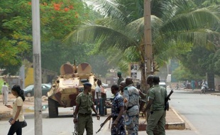 Bamako et la Communauté économique des Etats de l'Afrique de l'Ouest (Cédéao) ont peaufiné lundi les modalités du déploiement d'une force africaine au Mali pour combattre "en appui des soldats maliens" les islamistes armés qui tiennent le nord du pays.
