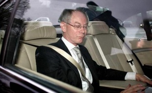 Le roi des Belges Albert II a chargé dimanche le chrétien-démocrate flamand Herman Van Rompuy, actuel président de la chambre des députés, de former un nouveau gouvernement après la démission d'Yves Leterme il y a dix jours.