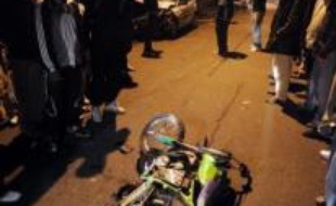 Les premiers éléments de l'enquête sur la mort de deux adolescents dimanche à Villiers-le-Bel (Val d'Oise), entrés en collision à mini-moto avec une voiture de police, écartaient lundi la responsabilité des policiers, alors que le président Sarkozy demandait que "chacun s'apaise".