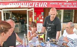 Un bar à Huîtres sur le port de Gujan Mestras