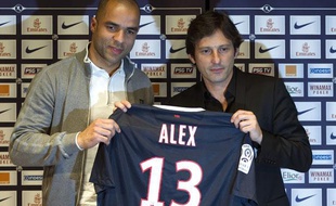 Leonardo (à droite), le directeur sportif du PSG, présente la nouvelle recrue brésilienne Alex, en conférence de presse le vendredi 27 janvier 2011.