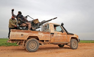 Des rebelles syriens, soutenus par la Turquie, sur une route près de Taftanaz, dans la province d'Idlib, le 2 février 2020.