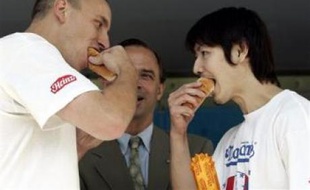 Le Japonais Takeru Kobayashi, a perdu jeudi son titre de recordman mondial du nombre de hot-dogs avalés en un minimum de temps face à l’Américain Joey Chestnut, promu nouveau roi de la discipline avec 66 hot-dogs enfournés en 12 minutes, lors de la compétition de Coney Island.