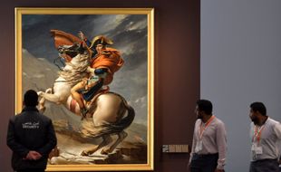 Napoléon, alors premier consul, ici représenté traversant les Alpes, au Louvre Abu-Dhabi. (illustration)