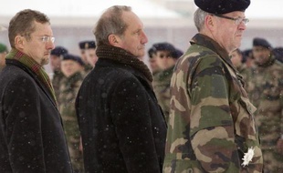 Le ministre de la Défense, Gérard Longuet, va proposer à Nicolas Sarkozy des mesures pour renforcer la sécurité des soldats français en Afghanistan, dont le chef de l'Etat a évoqué un possible retrait anticipé après la mort de quatre d'entre eux, tués par un soldat afghan.
