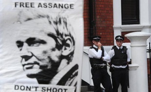 Un porte-parole de WikiLeaks, le réseau fondé par Julian Assange, retranché depuis deux mois à l'ambassade d'Equateur à Londres, estime que si la Suède s'engageait formellement à ne jamais extrader M. Assange aux Etats-Unis, cela constituerait "une bonne base" de négociation.