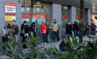 Des chômeurs attendent le 2 décembre 2014 devant une agence pour l'emploi à Madrid