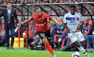 Samuel Umtiti (à droite) contre Guingamp le 15 août 2015.