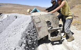 Le gouvernement bolivien a annoncé jeudi qu'il prenait le contrôle d'un gisement d'argent et d'indium exploité depuis 2007 par une filiale de la compagnie canadienne South American Silver.
