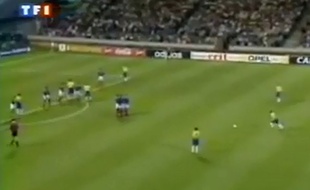 Roberto Carlos tire un coup franc contre l'équipe de France le 3 juin 1997.