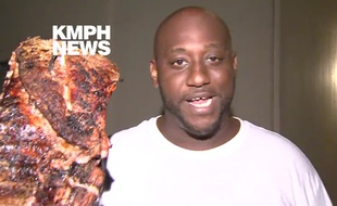 Capture d'écran de la chaîne de télévision KMPH Fox 26, montrant Robert Wright, interviewé avec à la main les grillades qu'il vient de sauver d'un incendie.