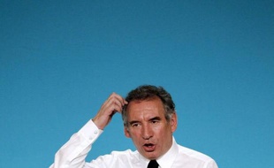 François Bayrou, le candidat centriste à la présidentielle, a estimé jeudi que les propositions énoncées par le candidat socialiste François Hollande pour sa première année de présidence, s'il est élu, manquaient d'une "vision nouvelle".