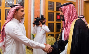 Salah Khashoggi, le fils du journaliste tué, reçoit les condoléances du prince héritier d'Arabie saoudite, Mohammed ben Salmane, le 23 octobre 2018.