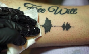 Le tatouage sonore Soundwave Tattoos.