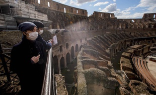 Des touristes visitent le Colisée, à Rome. L'industrie du tourisme pâtit de l'épidémie du coronavirus, dont l'Italie est le principal foyer en Europe. Ici, le 7 mars 2020.