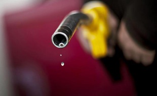 La compagnie pétrolière Shell est sous le feu des critiques en Argentine: accusée de spéculer contre le peso, elle se voit reprocher à présent par le gouvernement une hausse de 12% de l'essence alors que les pouvoirs publics tentent de freiner l'inflation.