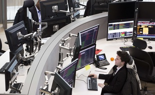 Des analystes d'Euronext à la Défense, près de Paris.