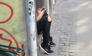 Une jeune femme assise (image d'illustration)