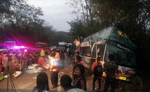 Au moins quinze personnes, dont treize enfants partant en voyage scolaire, ont été tuées et plus de trente blessées dans un accident de car vendredi matin dans l'est de la Thaïlande.