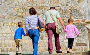 Illustration parents et enfants.