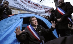 Manuel Valls est allé samedi matin rencontrer le maire EELV de Sevran Stéphane Gatignon, en grève de la faim devant l'Assemblée nationale pour demander l'aide de l'Etat pour les communes en difficulté financière, un "combat courageux" selon le ministre de l'Intérieur.
