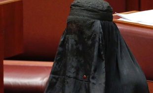 La sénatrice d'extrême droite Pauline Hanson s'est rendue au Sénat australien vêtue d'une burqa, le mercredi 16 août 2017.