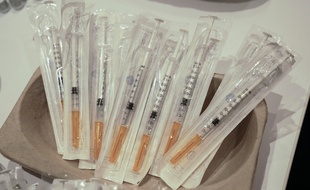 Illustration de seringues avec le vaccin Pfizer contre le Covid-19.