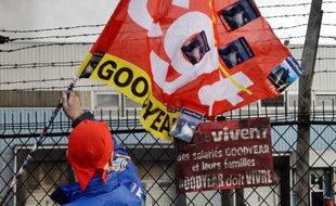 Un employé de l'usine Goodyear à Amiens, le 5 décembre 2013