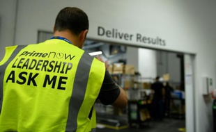 Un employé du service de livraison express à domicile d'Amazon, à Paris, le 9 juin 2016 -