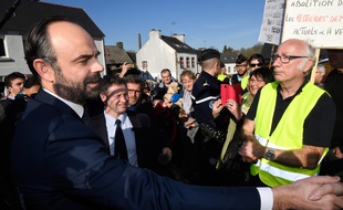 Le Premier ministre Edouard Philippe interpellé par un retraité «gilet jaune» lors d'un déplacement dans le Finistère, le 15 février 2019.