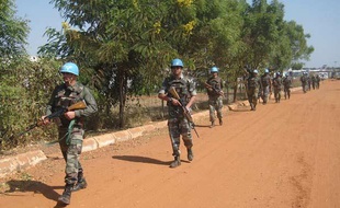 Des Casques Bleus indiens patrouillent sur une route près de Juba, au Soudan du Sud, le 20 décembre 2013.