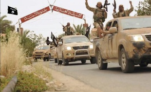 Image tirée d'une vidéo diffusée par le média jihadiste Welayat Homs le 4 juillet 2015 affirmant montrer des militants du groupe Etat islamique quittant la prison de Tadmur
