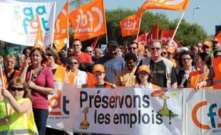 Environ 250 personnes selon les gendarmes ont manifesté mercredi pour soutenir les salariés de l'abattoir Doux de Sérent (Morbihan), un atelier du groupe frais du volailler en liquidation judiciaire, pour lequel les offres de reprise doivent être déposées avant vendredi, a constaté l'AFP.