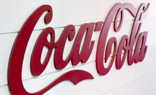 Coca-Cola n'arrive pas à enrayer une baisse chronique de ses sodas: l'an dernier, le géant américain a encore enregistré une érosion des ventes et compte sur de nouvelles économies de coûts et les boissons faites maison pour retrouver sa dynamique.