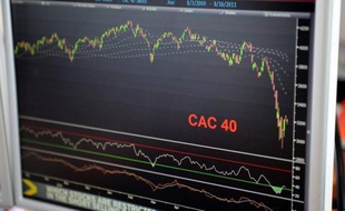 Les résultats des groupes du CAC 40 ont souffert dans l'ensemble en 2011 de la crise de la dette en Europe et de ses effets sur l'économie, même si ceux bien implantés à l'international ont résisté, et les difficultés de l'année écoulée incitent les patrons à la prudence pour 2012.