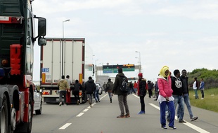 Des migrants tentent de monter dans des camions en partance pour la Grande-Bretagne (illustration).