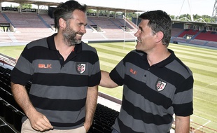 Ugo Mola, le nouvel entraîneur principal du Stade Toulousain, et Fabien Pelous, nouveau directeur sportif du club, au stade Ernest-Wallon de Toulouse, le 22 juin 2015.