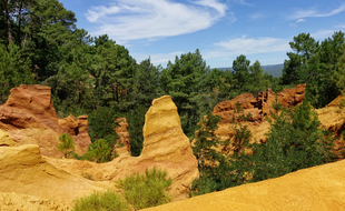 Le sentier des ocres serpente dans l’ancienne carrière de Roussillon, désormais érodée par l’eau et le vent.