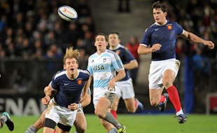 Pour le reste, la charpente de l'équipe victorieuse de l'Argentine est reconduite dont le cinq de devant, grand artisan du Grand Chelem dans le Tournoi des six nations au printemps. En l'absence d'Harinordoquy et avec Julien Bonnaire sur le banc, Julien Pierre dirigera le secteur de la touche.