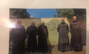 Une photo des moines sur un fascicule. On peut constater la ressemblance entre le deuxième moine en partant de la droite avec Xavier Dupont de Ligonnès.