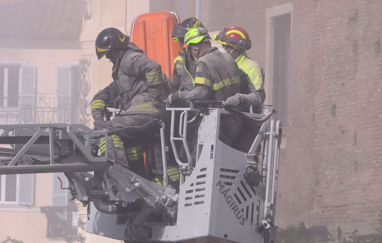A Rome, des pompiers intervenant sur la Torre dei Conti, après son effondrement partiel le 3 novembre 2025.