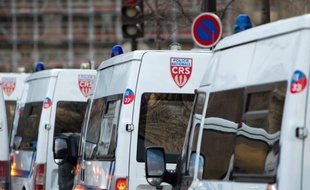Si vous avez l'habitude de ralentir sur l'autoroute pour regarder un accident, ne vous étonnez pas si un CRS vous traite tout haut de "cref" en riant sous casque.