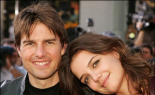 Tom Cruise et sa fiancée Katie Holmes, enceinte de sept mois, ont démenti avec force une rumeur de rupture lancée par un magazine américain, la qualifiant de "fausse à cent pour cent" et "malveillante".