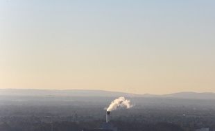 Vue depuis la colline de Pech David sur l'incinerateur du Mirail. Toulouse, FRANCE-10/12/13