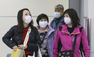 Des passagers en provenance de Chine arrivent à l'aéroport de Fukuoka, au Japon, le 24 janvier.